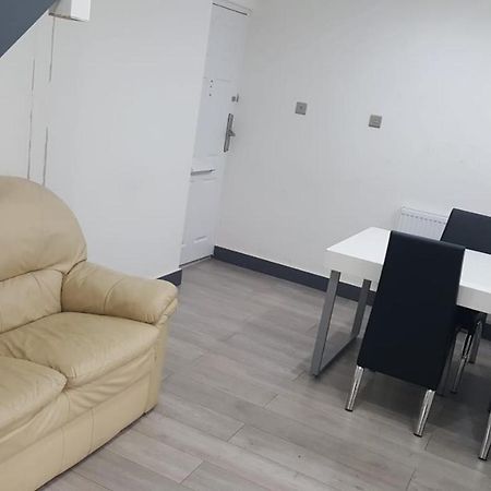 Homestay In Birmingham Sleeps 8 - Free Parking & Wifi 외부 사진