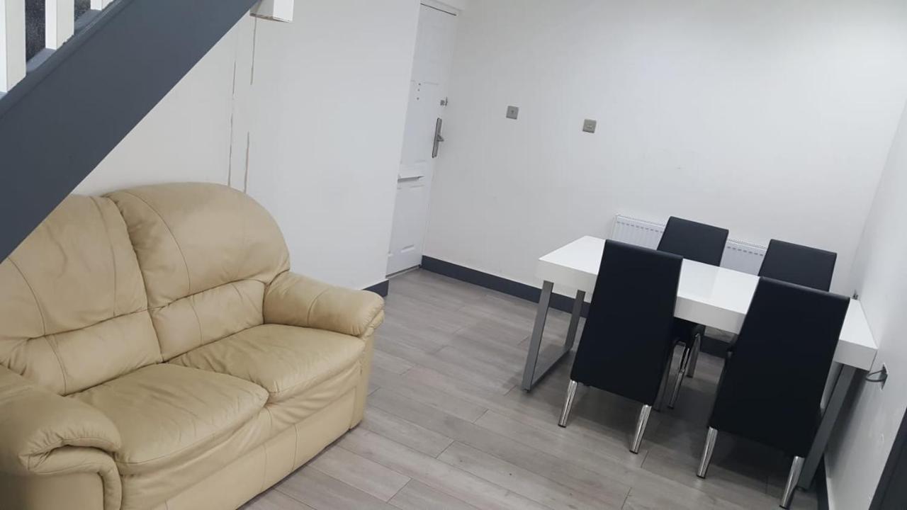 Homestay In Birmingham Sleeps 8 - Free Parking & Wifi 외부 사진